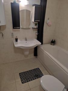 F307 Studio Aspen Golf Resort Bansko في بانسكو: حمام مع حوض وحوض استحمام ومرحاض +45 صورة