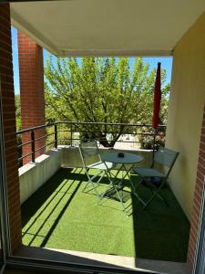 En balkon eller terrasse på Appartement Agen sud