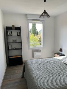 En eller flere senge i et værelse på Appartement Agen sud + 4 billeder