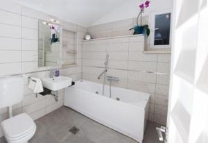 a bathroom with a tub and a toilet and a sink at Ferienwohnung für 4 Personen ca 100 qm in Dubrovnik-Babin Kuk, Dalmatien Süddalmatien in Dubrovnik