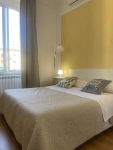 1 dormitorio con 1 cama grande y 2 almohadas en Terre d'aMare Liguria 2, en La Spezia