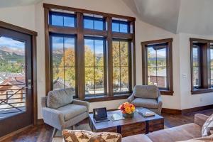 Ein Sitzbereich in der Unterkunft Aurum Condo - 1 BR with Mtn Views, Steps from Main St