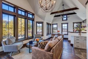 Ein Sitzbereich in der Unterkunft Aurum Condo - 1 BR with Mtn Views, Steps from Main St