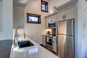eine Küche mit einem Kühlschrank aus Edelstahl und einer Spüle in der Unterkunft Aurum Condo - 1 BR with Mtn Views, Steps from Main St in Breckenridge + 17 Fotos
