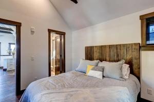 Ein Bett oder Betten in einem Zimmer der Unterkunft Aurum Condo - 1 BR with Mtn Views, Steps from Main St