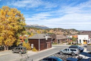 eine Kleinstadt mit Autos auf einem Parkplatz in der Unterkunft Aurum Condo - 1 BR with Mtn Views, Steps from Main St in Breckenridge