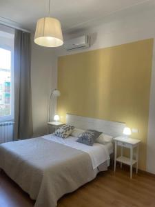 1 dormitorio con 1 cama grande y 2 mesas en Terre d'aMare Liguria 2 en La Spezia