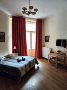 Stella apartments في براغ: غرفة نوم بسرير ومكتب ونافذة