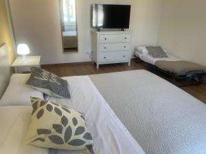 1 dormitorio con 1 cama y vestidor con TV en Terre d'aMare Liguria 2 en La Spezia