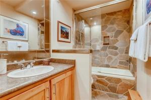 Koupelna v ubytování Timbernest Condo 2 BDR Walk to Downtown and Lift