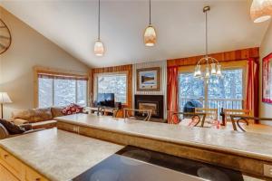 Posezení v ubytování Timbernest Condo 2 BDR Walk to Downtown and Lift