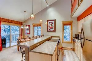 Posezení v ubytování Timbernest Condo 2 BDR Walk to Downtown and Lift + 25 fotografií