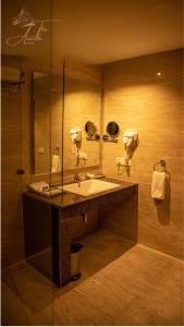 y baño con lavabo y espejo. en The Ananda Kufri, Shimla, en Kūfrī