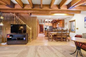 Posezení v ubytování Charming 2BR Mountain Getaway Near Hiking Trails + 28 fotografií