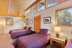 Postel nebo postele na pokoji v ubytování Charming 2BR Mountain Getaway Near Hiking Trails