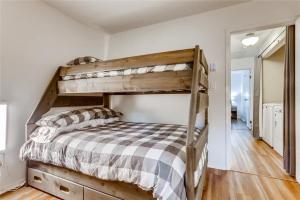 a bedroom with a bunk bed in a room at Lovely 2 BDR Condo Close to Skiing and Main St in Breckenridge