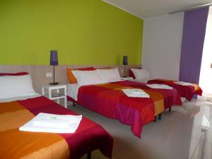Un pat sau paturi într-o cameră la Sicily Rooms Enna