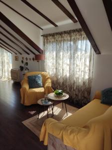 een woonkamer met een bank en een tafel bij Ferienwohnung für 3 Personen 1 Kind ca 75 qm in Dubrovnik, Dalmatien Süddalmatien in Dubrovnik