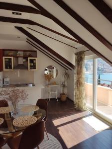 een woonkamer met een tafel en een groot raam bij Ferienwohnung für 3 Personen 1 Kind ca 75 qm in Dubrovnik, Dalmatien Süddalmatien in Dubrovnik