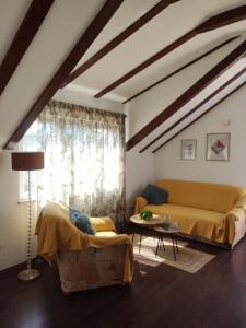 een woonkamer met een bed en een bank bij Ferienwohnung für 3 Personen 1 Kind ca 75 qm in Dubrovnik, Dalmatien Süddalmatien in Dubrovnik