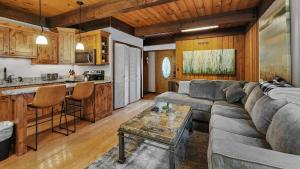 un soggiorno con divano e tavolo e una cucina di Cozy 2 BR Condo in Town Walk to Main St Skiing a Breckenridge