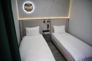En eller flere senger på et rom på Riverside Burabay Hotel
