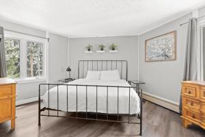 Ένα ή περισσότερα κρεβάτια σε δωμάτιο στο Gorgeous 2BR Home In Town Minutes from Skiing