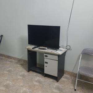 a desk with a television on top of it at Quỳnh Hà in Diện Biên Phủ