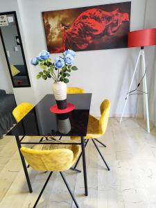 A seating area at Marlen House Chania