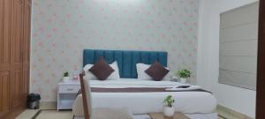 เตียงในห้องที่ Hotel SPR Near Delhi Airport -Unit of Soft Petal Residency