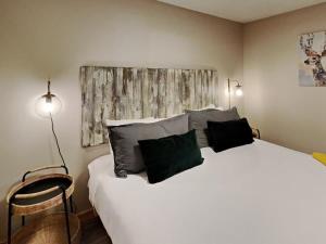 sypialnia z dużym białym łóżkiem z 2 poduszkami w obiekcie Stylish 2BR Home Near Skiing with Hot Tub Access w mieście Breckenridge