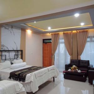Habitación de hotel con cama y silla en Rezka Roomz Syari'ah, en Ende