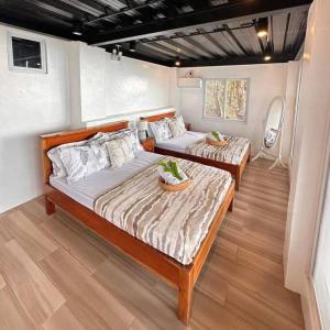 - une chambre avec 2 lits dans l'établissement Veronica Guesthouse w/ Breathtaking Mountain View, à Bagolig