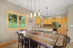 Η κουζίνα ή μικρή κουζίνα στο Lovely 3BR with Workspace Views Near Skiing Parks