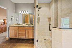 Ένα μπάνιο στο Lovely 3BR with Workspace Views Near Skiing Parks +30 φωτογραφίες