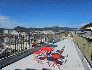 een groep stoelen en tafels op een dak bij ZiiP HILLS 3 in Seoul