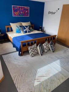 a bedroom with a large bed with pillows on it at Gemütliche, sonnendurchflutete Ferienwohnung in Bodenseenähe am Säntisblick in Herdwangen-Schönach