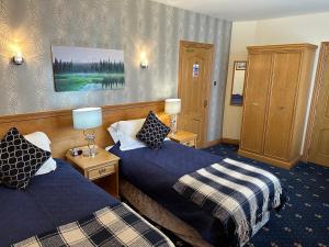 Postel nebo postele na pokoji v ubytování The Glen Hotel Newtonmore