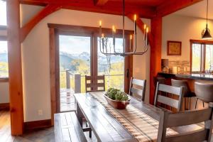 Posezení v ubytování Secluded Custom 5 BR with Panoramic Mountain Views