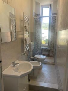 baño con lavabo y aseo y ventana en Terre d'aMare Liguria 2 en La Spezia