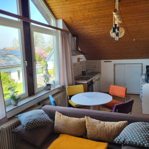 - un salon avec un canapé et une table dans l'établissement FeWo Natur & Entspannung am Bodensee, à Langenargen