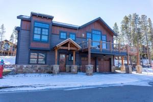 ブリッケンリッジにあるLuxurious 4BR with Hot Tub and Stunning Mountain Viewsのデッキと消火栓のある大きな家