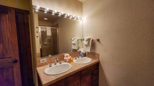 Uma casa de banho em Main St Station Condo with Hot Tub and Parking mais 18 fotografias