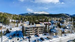 ブリッケンリッジにあるMain St 2BR Next to Ski Accessの雪に覆われたリゾートの航空写真