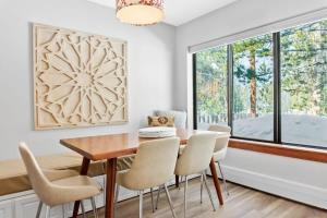una sala da pranzo con tavolo, sedie e una finestra di 2BR Keystone Condo Near Slopes a Keystone