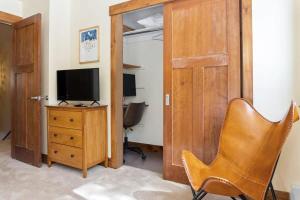 una camera con porta, sedia e televisore di 2BR Keystone Condo Near Slopes a Keystone