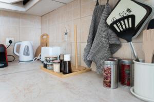 Příslušenství pro přípravu čaje a kávy v ubytování Platon Central Apartment