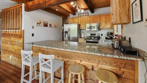 Η κουζίνα ή μικρή κουζίνα στο 3BD Mountain Retreat Near Trails