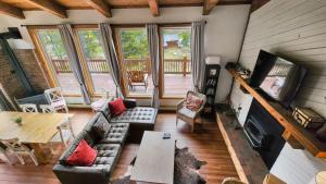 Μια τηλεόραση ή/και κέντρο ψυχαγωγίας στο 3BD Mountain Retreat Near Trails