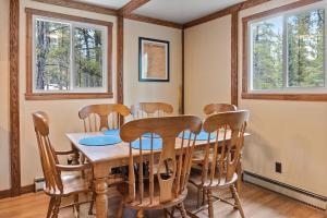 una sala da pranzo con tavolo e sedie in legno di Cozy 2BR Alma Mountain Cabin ad Alma Altre 18 foto
